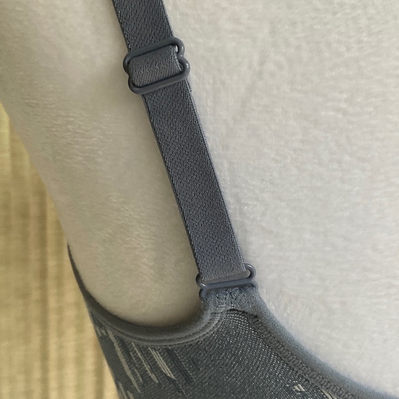 AnyBody Intimates Floral Striped Jacquard Sports Bra Size Small - Picture 6 of 13